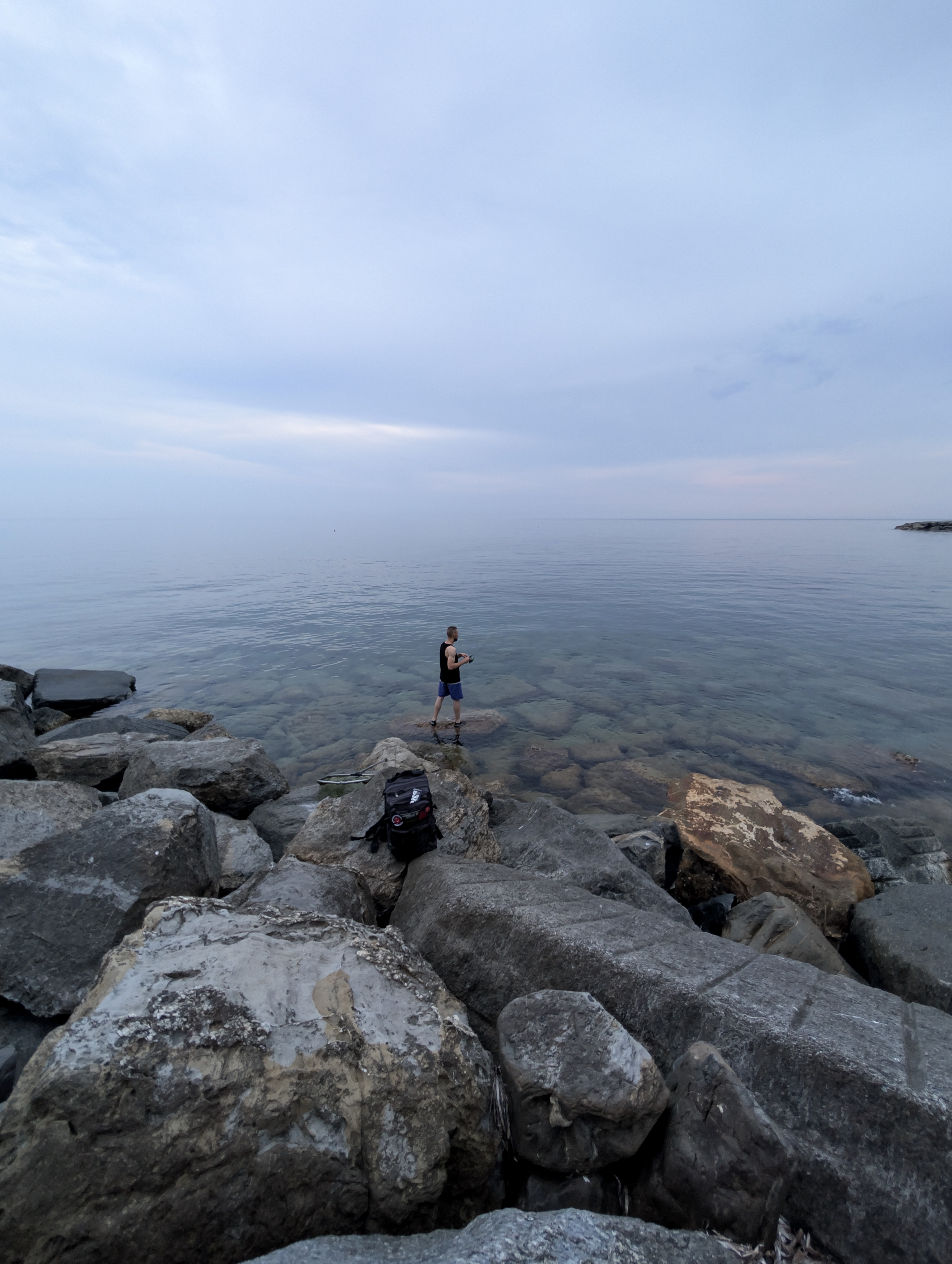 Mann angelt im Meer